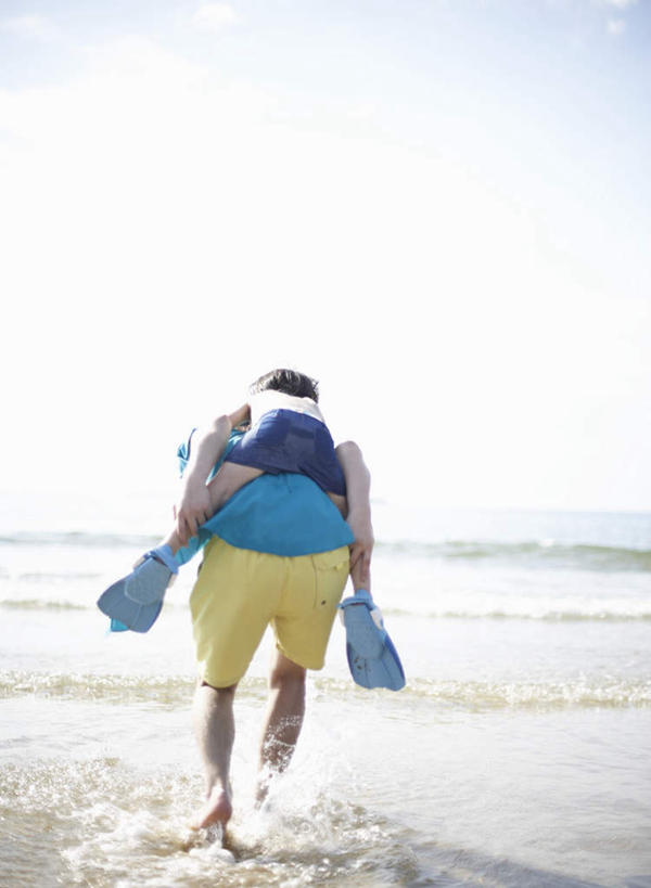 游泳,东方人,儿童,背,两个人,家庭,父亲,儿子,站,竖图,室外,白天,锻炼,纯洁,运动,海浪,海洋,沙滩,亚洲,弯腰,阴影,飞溅,服装,溅,光线,沙子,液体,影子,海岸,浪花,水滴,云,云朵,沙地,云彩,休闲装,黄种人,水珠,小孩,背面,衣服,蓝色,白云,蓝天,天空,阳光,海水,天,背着,站着,休闲,温暖,温馨,父子,一家人,休闲服,蛙鞋,父爱,可爱,童年,童趣,潜水,服饰,晴朗,脚蹼,和睦,喷洒,潜水装备,海景,童真,烂漫,无邪,浮潜,潜水运动,弯身,背负,体育,天真,男孩,男人,男性,年轻男性,亚洲人,孩子,年轻人,大海,风浪,海,海水的波动,海滩,近岸浪,涌浪,晴空,站立,彩图,全身,健身,融洽,男生