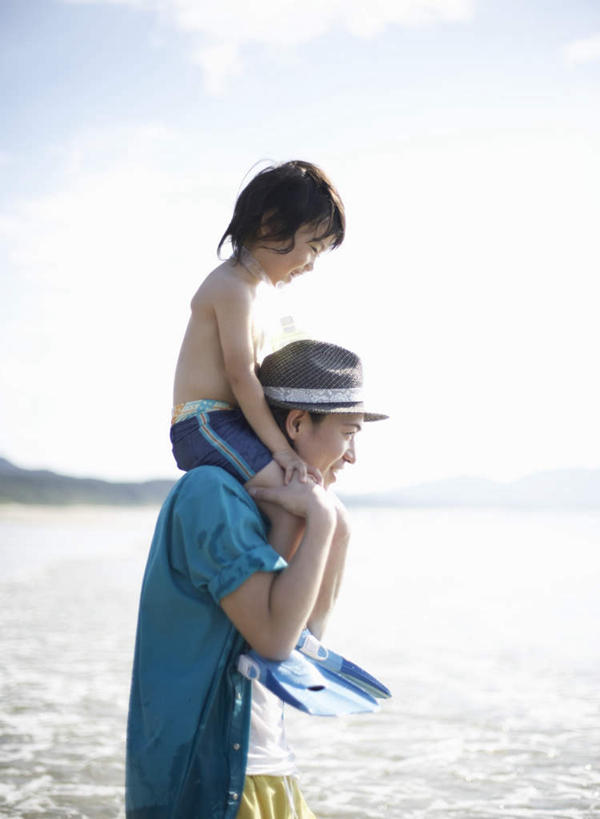 游泳,东方人,儿童,两个人,家庭,父亲,儿子,站,坐,握手,竖图,室外,白天,侧面,锻炼,纯洁,运动,海浪,海洋,沙滩,帽子,亚洲,阴影,服装,光线,沙子,影子,海岸,浪花,云,云朵,沙地,云彩,注视,休闲装,黄种人,小孩,骑,衣服,蓝色,白云,蓝天,天空,阳光,海水,遮阳帽,天,观察,看,扛,站着,休闲,温暖,温馨,父子,一家人,休闲服,蛙鞋,父爱,可爱,童年,童趣,潜水,服饰,晴朗,观看,脚蹼,和睦,察看,关注,潜水装备,海景,童真,烂漫,无邪,浮潜,潜水运动,扛在肩上,骑在肩上,体育,天真,男孩,男人,男性,年轻男性,亚洲人,孩子,年轻人,大海,风浪,海,海水的波动,海滩,近岸浪,涌浪,晴空,搀手,拉手,手搀手,手拉手,手牵手,手握手,站立,坐着,半身,彩图,健身,融洽,男生