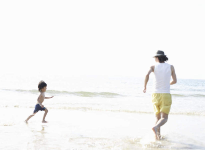 东方人,儿童,两个人,家庭,父亲,儿子,跑,横图,室外,白天,锻炼,纯洁,运动,海浪,海洋,沙滩,帽子,亚洲,阴影,服装,光线,沙子,影子,海岸,浪花,云,云朵,沙地,云彩,注视,休闲装,黄种人,小孩,背面,衣服,蓝色,白云,蓝天,天空,阳光,海水,遮阳帽,天,观察,看,休闲,温暖,温馨,父子,一家人,休闲服,父爱,可爱,童年,童趣,服饰,晴朗,观看,和睦,察看,关注,海景,童真,烂漫,无邪,体育,天真,男孩,男人,男性,年轻男性,亚洲人,孩子,年轻人,大海,风浪,海,海水的波动,海滩,近岸浪,涌浪,晴空,跑步,彩图,全身,健身,融洽,男生