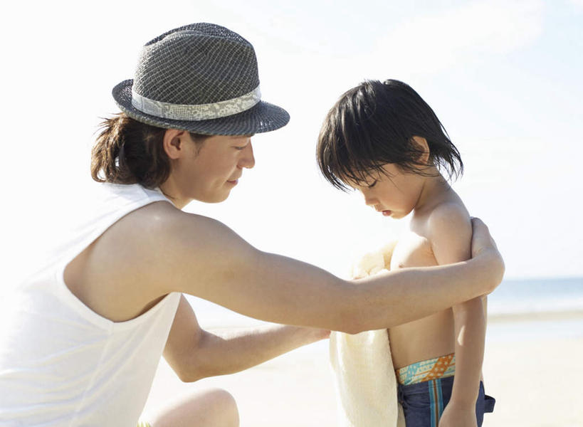 东方人,儿童,两个人,家庭,父亲,儿子,站,蹲,横图,室外,白天,侧面,纯洁,海浪,海洋,沙滩,帽子,亚洲,擦,抚摸,握,阴影,服装,光线,纺织物,沙子,影子,海岸,浪花,云,云朵,沙地,拿,云彩,拿着,注视,休闲装,黄种人,小孩,衣服,蓝色,白云,蓝天,天空,阳光,海水,遮阳帽,毛巾,天,观察,看,清洁,站着,休闲,温暖,温馨,父子,一家人,休闲服,父爱,可爱,童年,童趣,擦拭,握着,服饰,晴朗,观看,保暖,和睦,察看,关注,海景,童真,透气,烂漫,无邪,防水,储水,耐磨,吸水,揩擦,拭,天真,男孩,男人,男性,年轻男性,亚洲人,孩子,年轻人,大海,风浪,海,海水的波动,海滩,近岸浪,涌浪,晴空,蹲着,站立,半身,彩图,融洽,男生,轻抚