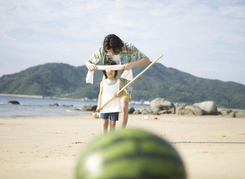 东方人,儿童,两个人,家庭,父亲,儿子,站,横图,室外,白天,正面,纯洁,海浪,海洋,石头,沙滩,山,山脉,西瓜,水果,亚洲,擦,抚摸,握,阴影,服装,新鲜,光线,纺织物,沙子,石子,影子,海岸,浪花,山峰,云,云朵,生食,食品,果实,沙地,山峦,拿,云彩,拿着,注视,休闲装,黄种人,食物,小孩,衣服,蓝色,白云,蓝天,天空,阳光,海水,毛巾,群山,天,观察,看,清洁,站着,休闲,温暖,温馨,父子,一家人,休闲服,父爱,可爱,童年,童趣,擦拭,握着,服饰,有机食品,绿色食品,晴朗,观看,保暖,和睦,察看,关注,海景,童真,透气,烂漫,无邪,防水,沉积岩,储水,耐磨,吸水,水成岩,揩擦,拭,天真,男孩,男人,男性,年轻男性,亚洲人,孩子,年轻人,大海,风浪,海,海水的波动,海滩,近岸浪,石块,岩石,涌浪,晴空,寒瓜,站立,半身,彩图,融洽,男生,轻抚