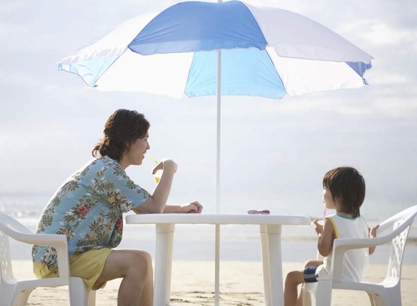 东方人,儿童,两个人,家庭,父亲,儿子,坐,横图,室外,白天,侧面,纯洁,海浪,海洋,沙滩,餐桌,桌子,杯子,椅子,亚洲,握,阴影,服装,光线,伞,沙子,影子,雨伞,遮阳伞,塑料,海岸,浪花,云,云朵,沙地,饮品,拿,云彩,拿着,注视,休闲装,黄种人,阳伞,玻璃制品,饮料,小孩,衣服,蓝色,白云,蓝天,天空,阳光,海水,水杯,塑料制品,天,观察,看,休闲,温暖,温馨,父子,一家人,休闲服,父爱,可爱,童年,童趣,握着,服饰,晴朗,餐台,观看,和睦,察看,太阳伞,关注,可口,海景,童真,烂漫,无邪,适口,天真,男孩,男人,男性,年轻男性,亚洲人,孩子,年轻人,玻璃杯,大海,风浪,海,海水的波动,海滩,近岸浪,涌浪,晴空,坐着,半身,彩图,融洽,男生