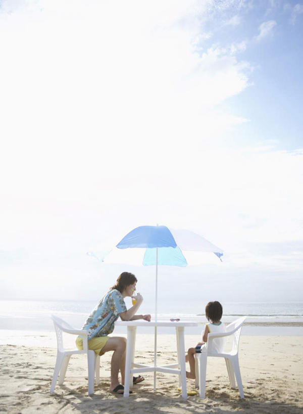 东方人,儿童,两个人,家庭,父亲,儿子,坐,竖图,室外,白天,侧面,纯洁,海浪,海洋,沙滩,餐桌,桌子,杯子,椅子,亚洲,握,阴影,服装,光线,伞,沙子,影子,雨伞,遮阳伞,塑料,海岸,浪花,云,云朵,沙地,饮品,拿,云彩,拿着,注视,休闲装,黄种人,阳伞,玻璃制品,饮料,小孩,衣服,蓝色,白云,蓝天,天空,阳光,海水,水杯,塑料制品,天,观察,看,休闲,温暖,温馨,父子,一家人,休闲服,父爱,可爱,童年,童趣,握着,服饰,晴朗,餐台,观看,和睦,察看,太阳伞,关注,可口,海景,童真,烂漫,无邪,适口,天真,男孩,男人,男性,年轻男性,亚洲人,孩子,年轻人,玻璃杯,大海,风浪,海,海水的波动,海滩,近岸浪,涌浪,晴空,坐着,彩图,全身,融洽,男生