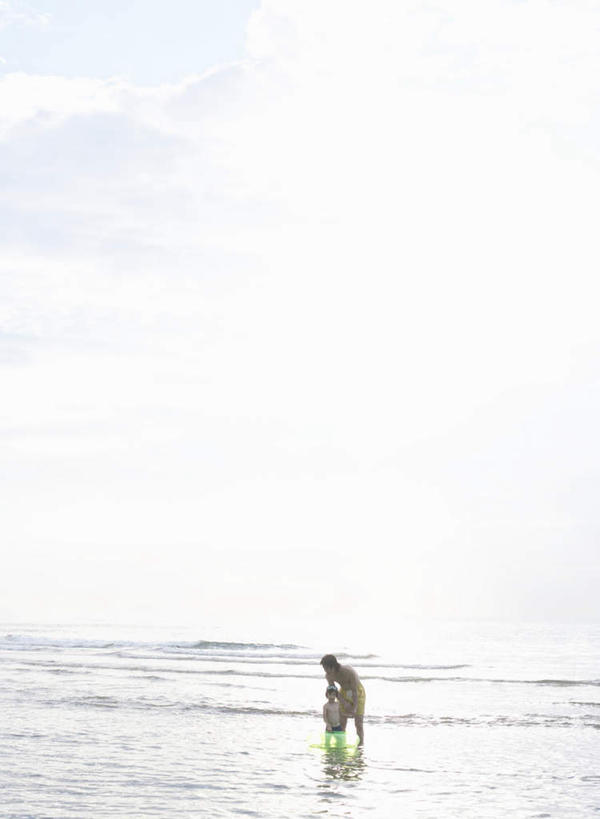 东方人,儿童,两个人,家庭,父亲,儿子,站,竖图,室外,白天,正面,纯洁,海浪,海洋,沙滩,亚洲,阴影,服装,光线,沙子,影子,海岸,浪花,水平线,云,云朵,辽阔,海平线,沙地,云彩,注视,休闲装,黄种人,小孩,衣服,蓝色,白云,蓝天,天空,阳光,海水,天,观察,看,站着,休闲,广阔,温暖,温馨,父子,一家人,休闲服,父爱,可爱,童年,童趣,服饰,晴朗,观看,一望无际,和睦,察看,关注,海景,童真,烂漫,无邪,无边无际,一马平川,天真,男孩,男人,男性,年轻男性,亚洲人,孩子,年轻人,大海,风浪,海,海水的波动,海滩,近岸浪,涌浪,晴空,站立,彩图,全身,融洽,水天相接,水天一线,男生