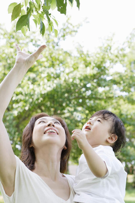 东方人,婴儿,儿童,中年人,两个人,家庭,母亲,站,举,抱,笑,摸,微笑,露齿笑,竖图,室外,白天,仰视,婴儿服装,纯洁,植物,亚洲,抚摸,服装,朦胧,模糊,注视,休闲装,黄种人,树,树木,小孩,衣服,绿色,自然,观察,看,托,站着,休闲,温暖,温馨,一家人,休闲服,可爱,母爱,童年,童趣,服饰,活泼,生长,成长,抱着,观看,和睦,察看,搂着,关注,宝宝,童真,纯真,烂漫,无邪,母婴,伶俐,天真,女人,女性,中年女性,亚洲人,孩子,触摸,接触,举起,举手,举着,搂,搂抱,向上举,向上伸,向上托,站立,半身,彩图,低角度拍摄,婴儿服,融洽