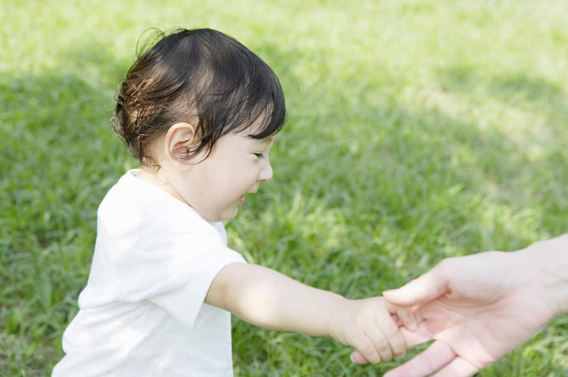 东方人,婴儿,儿童,中年人,手,两个人,家庭,母亲,站,握手,横图,俯视,室外,特写,白天,婴儿服装,纯洁,草地,草坪,植物,亚洲,阴影,朦胧,模糊,光线,影子,黄种人,草,小孩,绿色,阳光,站着,温暖,温馨,一家人,手部,可爱,母爱,童年,童趣,活泼,和睦,宝宝,童真,纯真,烂漫,无邪,母婴,伶俐,天真,女人,女性,中年女性,亚洲人,孩子,搀手,拉手,手搀手,手拉手,手牵手,手握手,站立,半身,彩图,高角度拍摄,婴儿服,融洽