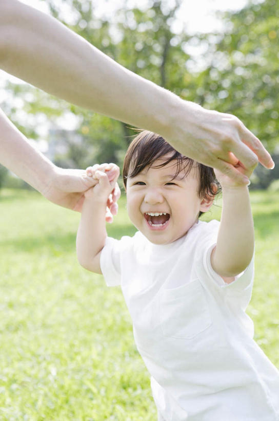 东方人,婴儿,儿童,中年人,两个人,家庭,母亲,站,握手,笑,微笑,露齿笑,竖图,室外,白天,正面,婴儿服装,纯洁,草地,草坪,植物,亚洲,朦胧,模糊,注视,黄种人,草,树,树木,小孩,绿色,自然,观察,看,站着,温暖,温馨,一家人,可爱,母爱,童年,童趣,活泼,生长,成长,观看,和睦,察看,关注,宝宝,童真,纯真,烂漫,无邪,母婴,伶俐,天真,女人,女性,中年女性,亚洲人,孩子,搀手,拉手,手搀手,手拉手,手牵手,手握手,站立,半身,彩图,婴儿服,融洽