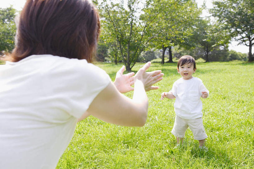 东方人,婴儿,儿童,中年人,背部,两个人,家庭,母亲,站,笑,鼓掌,微笑,露齿笑,横图,室外,白天,正面,婴儿服装,纯洁,草地,草坪,植物,亚洲,服装,注视,休闲装,黄种人,草,树,树木,小孩,衣服,绿色,自然,观察,看,站着,休闲,温暖,温馨,一家人,休闲服,可爱,母爱,童年,童趣,服饰,活泼,生长,成长,观看,和睦,察看,关注,宝宝,童真,纯真,烂漫,无邪,母婴,伶俐,天真,女人,女性,中年女性,亚洲人,孩子,拍手,站立,半身,彩图,婴儿服,融洽