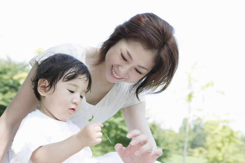 东方人,婴儿,儿童,中年人,两个人,家庭,母亲,站,笑,微笑,露齿笑,横图,室外,白天,仰视,婴儿服装,纯洁,植物,亚洲,弯腰,握,服装,朦胧,模糊,拿,拿着,注视,休闲装,黄种人,树,树木,小孩,衣服,绿色,自然,观察,看,站着,休闲,温暖,温馨,一家人,休闲服,可爱,母爱,童年,童趣,握着,服饰,活泼,生长,成长,观看,和睦,察看,关注,宝宝,童真,纯真,烂漫,无邪,弯身,母婴,伶俐,天真,女人,女性,中年女性,亚洲人,孩子,站立,半身,彩图,低角度拍摄,婴儿服,融洽