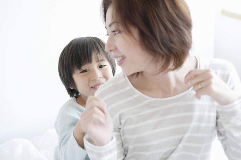 东方人,儿童,中年人,两个人,家庭,母亲,儿子,坐,笑,微笑,露齿笑,横图,室内,白天,正面,纯洁,床,卧室,亚洲,服装,墙,双人床,床单,扭头,注视,休闲装,黄种人,被子,墙壁,墙面,小孩,衣服,白色,观察,看,转头,休闲,温暖,温馨,母子,一家人,休闲服,可爱,母爱,童年,童趣,服饰,观看,和睦,察看,被单,关注,童真,烂漫,无邪,天真,男孩,女人,女性,中年女性,亚洲人,孩子,坐着,半身,彩图,睡房,卧房,融洽,男生