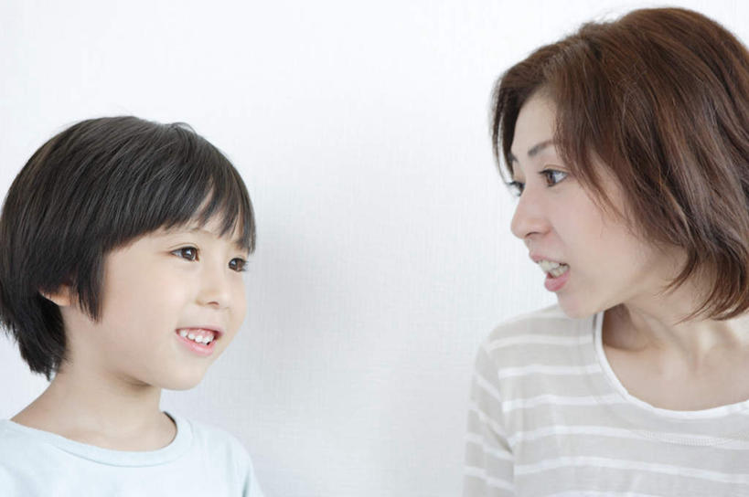 东方人,儿童,中年人,两个人,家庭,母亲,儿子,笑,微笑,露齿笑,横图,室内,白天,白色背景,正面,纯洁,亚洲,服装,墙,注视,休闲装,黄种人,相视,墙壁,墙面,小孩,衣服,白色,观察,看,休闲,温暖,温馨,母子,一家人,面对面,休闲服,可爱,母爱,童年,童趣,摄影,服饰,影棚,观看,对视,和睦,察看,互视,关注,相对,童真,烂漫,无邪,相看,天真,男孩,女人,女性,中年女性,亚洲人,孩子,半身,彩图,影棚拍摄,拍摄,融洽,男生