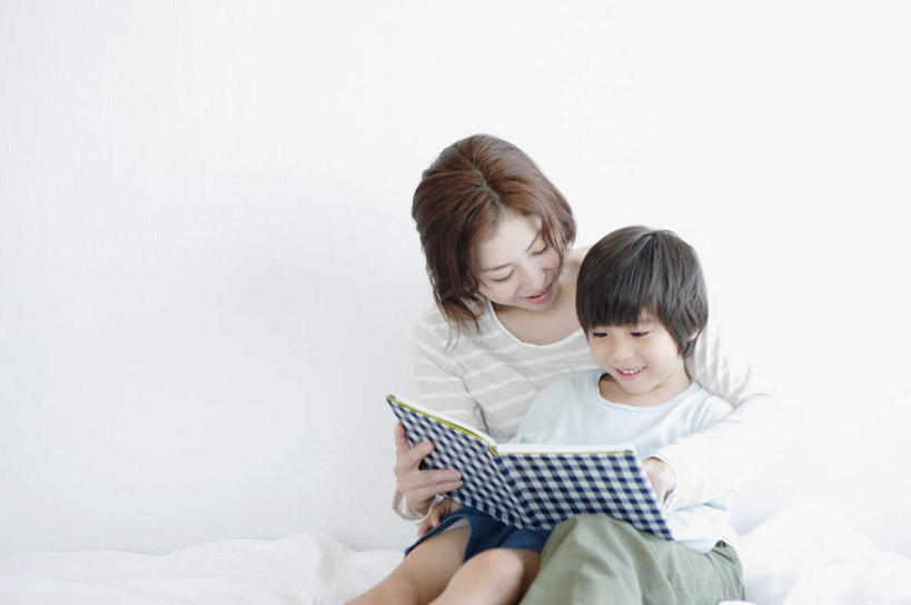 东方人,儿童,中年人,两个人,家庭,母亲,儿子,坐,笑,微笑,露齿笑,横图,室内,白天,正面,纯洁,床,卧室,书籍,亚洲,握,服装,墙,双人床,床单,拿,拿着,注视,休闲装,黄种人,被子,墙壁,墙面,小孩,衣服,白色,观察,看,休闲,温暖,温馨,母子,一家人,休闲服,可爱,母爱,童年,童趣,握着,服饰,观看,和睦,察看,被单,关注,童真,烂漫,无邪,天真,男孩,女人,女性,中年女性,亚洲人,孩子,书,图书,坐着,半身,彩图,睡房,卧房,融洽,男生