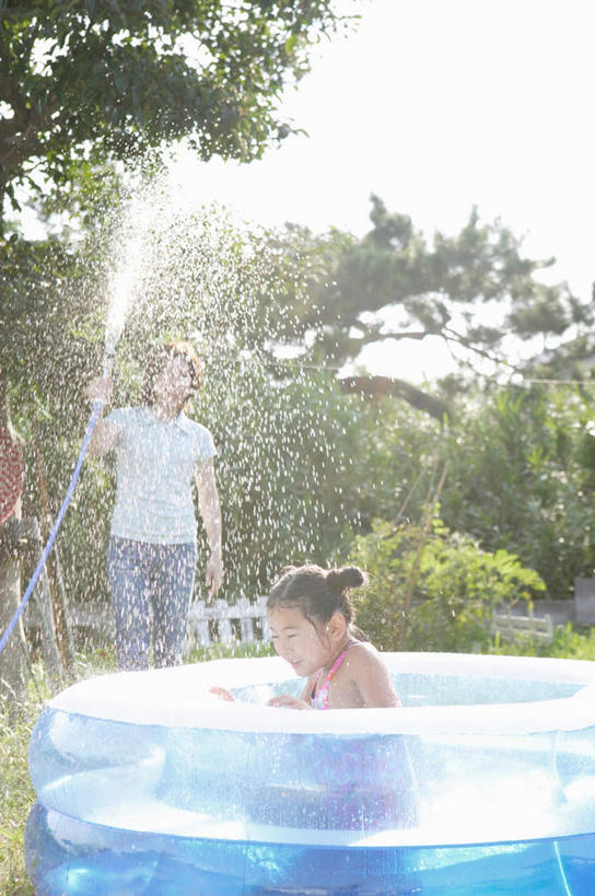 东方人,儿童,中年人,两个人,家庭,母亲,女儿,游泳池,站,坐,闭眼,笑,微笑,露齿笑,竖图,室外,白天,正面,泳装,纯洁,草地,草坪,植物,亚洲,握,阴影,飞溅,服装,溅,光线,液体,影子,塑料,水池,水滴,拿,拿着,休闲装,黄种人,水管,泳池,水珠,草,树,树木,小孩,衣服,绿色,阳光,自然,塑料制品,站着,休闲,温暖,温馨,母女,一家人,休闲服,可爱,母爱,童年,童趣,握着,服饰,生长,成长,和睦,喷洒,童真,烂漫,无邪,连体泳衣,充气游泳池,儿童游泳池,天真,女孩,女人,女性,中年女性,亚洲人,孩子,闭眼睛,闭着眼,闭着眼睛,站立,坐着,半身,彩图,泳衣,融洽,女生