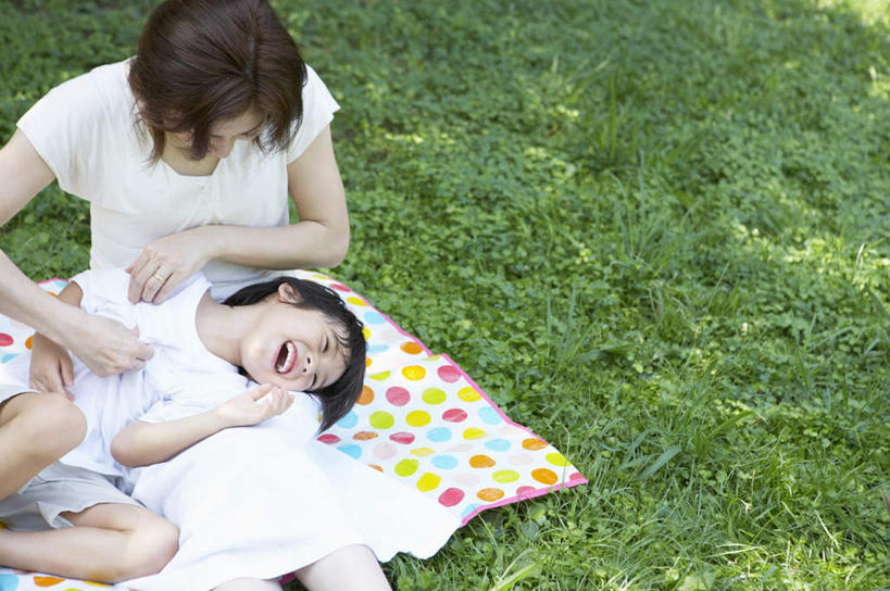 东方人,儿童,中年人,两个人,家庭,母亲,儿子,躺,笑,大笑,横图,俯视,室外,白天,游戏,兴奋,纯洁,草地,草坪,植物,亚洲,阴影,服装,光线,影子,坐垫,玩,注视,休闲装,黄种人,娱乐,草,小孩,衣服,绿色,阳光,观察,看,张嘴,休闲,温暖,温馨,母子,一家人,休闲服,可爱,母爱,童年,童趣,服饰,观看,活动,和睦,察看,发泄,关注,消遣,智力,张大嘴巴,童真,烂漫,无邪,哈哈大笑,宣泄,野餐垫,野餐地毯,多功能毯,卧着,天真,男孩,女人,女性,中年女性,亚洲人,孩子,张开嘴,躺着,玩耍,卧,嬉戏,半身,彩图,高角度拍摄,高兴,狂笑,融洽,男生
