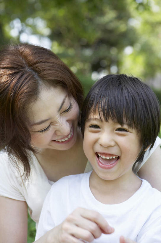 东方人,儿童,中年人,两个人,家庭,母亲,儿子,坐,抱,笑,微笑,露齿笑,竖图,室外,白天,正面,纯洁,植物,亚洲,服装,朦胧,模糊,注视,休闲装,黄种人,树,树木,小孩,衣服,绿色,自然,观察,看,休闲,温暖,温馨,母子,一家人,休闲服,可爱,母爱,童年,童趣,服饰,生长,成长,抱着,观看,和睦,察看,搂着,关注,童真,烂漫,无邪,天真,男孩,女人,女性,中年女性,亚洲人,孩子,怀抱,搂,搂抱,相抱,拥抱,坐着,半身,彩图,融洽,男生