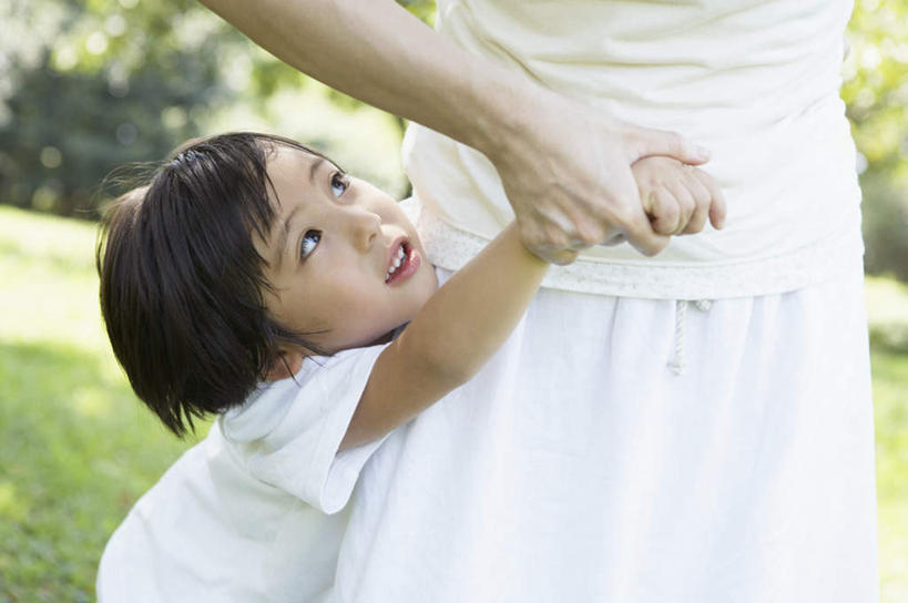 东方人,儿童,中年人,两个人,家庭,母亲,儿子,家,握手,笑,微笑,露齿笑,横图,室外,白天,正面,纯洁,亚洲,阴影,服装,朦胧,模糊,光线,影子,房屋,屋子,草屋,注视,休闲装,黄种人,住宅,小孩,衣服,阳光,茅草屋,观察,看,休闲,温暖,温馨,母子,一家人,休闲服,可爱,母爱,童年,童趣,服饰,观看,和睦,察看,关注,童真,烂漫,无邪,天真,男孩,女人,女性,中年女性,亚洲人,孩子,搀手,拉手,手搀手,手拉手,手牵手,手握手,半身,彩图,房子,茅舍,茅屋,小屋,融洽,男生