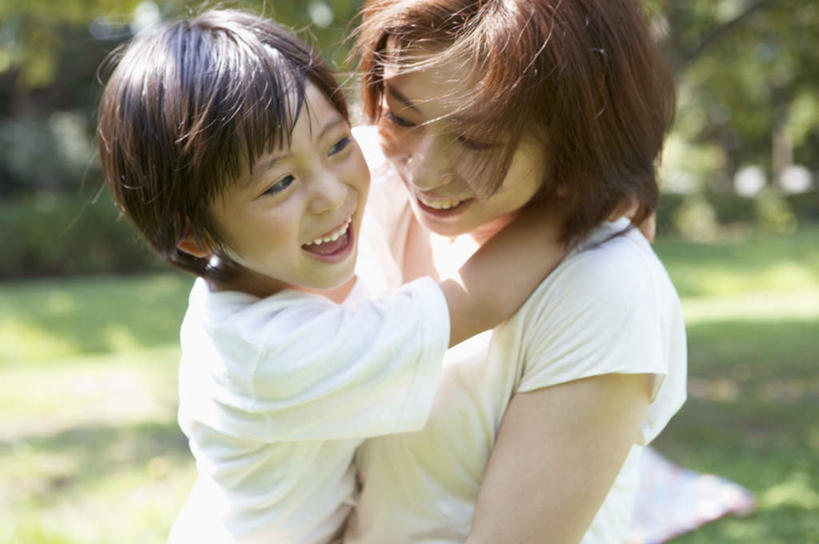 东方人,儿童,中年人,两个人,家庭,母亲,儿子,站,抱,笑,微笑,露齿笑,横图,室外,白天,侧面,纯洁,草地,草坪,植物,亚洲,阴影,服装,朦胧,模糊,光线,影子,注视,休闲装,黄种人,草,树,树木,小孩,衣服,绿色,阳光,自然,观察,看,站着,休闲,温暖,温馨,母子,一家人,休闲服,可爱,母爱,童年,童趣,服饰,生长,成长,抱着,观看,和睦,察看,搂着,关注,童真,烂漫,无邪,天真,男孩,女人,女性,中年女性,亚洲人,孩子,怀抱,搂,搂抱,相抱,拥抱,站立,半身,彩图,融洽,男生