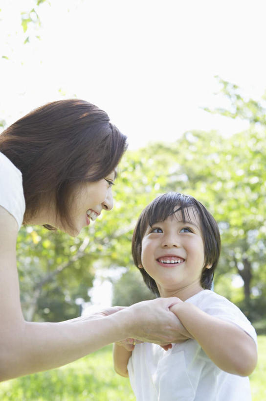 东方人,儿童,中年人,两个人,家庭,母亲,儿子,站,握手,笑,微笑,露齿笑,竖图,室外,白天,侧面,纯洁,草地,草坪,植物,亚洲,阴影,服装,朦胧,模糊,光线,影子,注视,休闲装,黄种人,相视,草,树,树木,小孩,衣服,绿色,阳光,自然,观察,看,站着,休闲,温暖,温馨,母子,一家人,面对面,休闲服,可爱,母爱,童年,童趣,服饰,生长,成长,观看,对视,和睦,察看,互视,关注,相对,童真,烂漫,无邪,相看,天真,男孩,女人,女性,中年女性,亚洲人,孩子,搀手,拉手,手搀手,手拉手,手牵手,手握手,站立,半身,彩图,融洽,男生