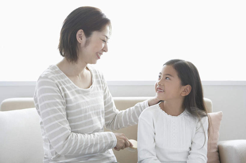 东方人,儿童,中年人,两个人,家庭,母亲,女儿,客厅,坐,笑,摸,微笑,露齿笑,横图,室内,白天,正面,纯洁,窗户,靠垫,沙发,亚洲,抚摸,服装,墙,靠枕,注视,休闲装,黄种人,玻璃窗,相视,墙壁,墙面,小孩,衣服,白色,抱枕,枕头,观察,看,休闲,温暖,温馨,母女,一家人,面对面,休闲服,可爱,母爱,童年,童趣,服饰,观看,对视,和睦,察看,起居室,互视,关注,相对,布艺沙发,童真,烂漫,无邪,相看,客堂,天真,女孩,女人,女性,中年女性,亚洲人,孩子,触摸,接触,坐着,半身,彩图,融洽,女生