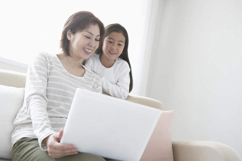 东方人,儿童,中年人,两个人,家庭,母亲,女儿,客厅,站,坐,笑,微笑,露齿笑,横图,室内,白天,正面,纯洁,电脑,笔记本电脑,窗户,靠垫,沙发,亚洲,握,服装,网络,墙,靠枕,拿,拿着,注视,休闲装,黄种人,通讯设备,玻璃窗,墙壁,墙面,小孩,衣服,白色,抱枕,枕头,观察,看,站着,休闲,温暖,温馨,母女,一家人,休闲服,可爱,母爱,童年,童趣,握着,服饰,观看,和睦,察看,无线,起居室,关注,通信设备,无线网络,布艺沙发,无线上网,便携式电脑,童真,烂漫,无邪,客堂,天真,手提电脑,女孩,女人,女性,中年女性,亚洲人,孩子,站立,坐着,半身,彩图,融洽,女生