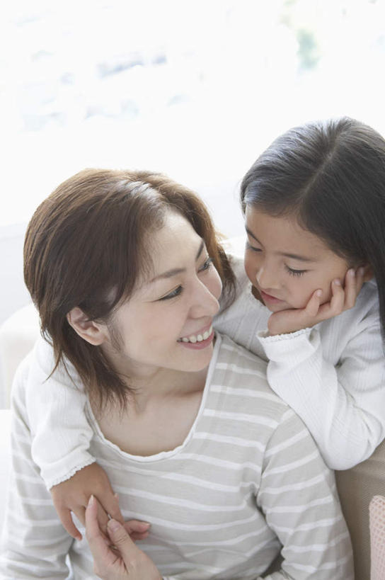 东方人,儿童,中年人,两个人,家庭,母亲,女儿,站,坐,握手,笑,微笑,露齿笑,竖图,室内,白天,正面,纯洁,椅子,亚洲,撑,服装,朦胧,模糊,木椅,托腮,注视,休闲装,黄种人,相视,小孩,衣服,观察,看,托,站着,休闲,温暖,温馨,母女,一家人,面对面,休闲服,可爱,母爱,童年,童趣,服饰,观看,对视,和睦,察看,互视,关注,托下巴,相对,童真,烂漫,无邪,相看,天真,女孩,女人,女性,中年女性,亚洲人,孩子,搀手,拉手,手搀手,手拉手,手牵手,手握手,站立,坐着,半身,彩图,融洽,女生