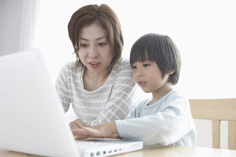 东方人,儿童,中年人,两个人,家庭,母亲,儿子,坐,笑,微笑,露齿笑,横图,室内,白天,正面,纯洁,电脑,笔记本电脑,桌面,桌子,椅子,亚洲,敲打,服装,网络,木制,木椅,注视,休闲装,黄种人,输入,通讯设备,小孩,衣服,木制品,打字,观察,看,休闲,温暖,温馨,母子,一家人,休闲服,可爱,母爱,童年,童趣,服饰,观看,点击,敲击,和睦,察看,无线,关注,通信设备,无线网络,无线上网,便携式电脑,童真,烂漫,无邪,天真,按键,手提电脑,男孩,女人,女性,中年女性,亚洲人,孩子,坐着,半身,彩图,融洽,男生