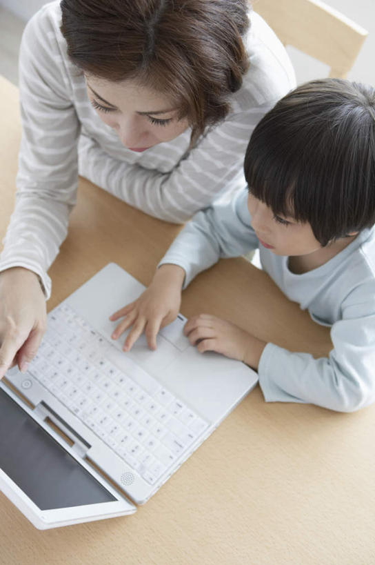 东方人,儿童,中年人,两个人,家庭,母亲,儿子,坐,笑,微笑,露齿笑,竖图,俯视,室内,白天,纯洁,电脑,笔记本电脑,桌面,桌子,椅子,亚洲,敲打,服装,网络,木制,木椅,注视,休闲装,黄种人,输入,通讯设备,小孩,衣服,木制品,打字,观察,看,休闲,温暖,温馨,母子,一家人,休闲服,可爱,母爱,童年,童趣,服饰,观看,点击,敲击,和睦,察看,无线,关注,通信设备,无线网络,无线上网,便携式电脑,童真,烂漫,无邪,天真,按键,手提电脑,男孩,女人,女性,中年女性,亚洲人,孩子,坐着,半身,彩图,高角度拍摄,融洽,男生