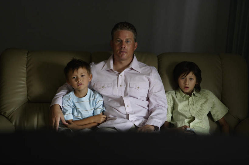 西方人,儿童,中年人,三个人,家庭,父亲,儿子,客厅,坐,抱,双手交叉,横图,室内,白天,正面,纯洁,沙发,电视,欧洲,欧洲人,阴影,服装,反射,影子,注视,休闲装,小孩,衣服,观察,看,休闲,温暖,温馨,父子,一家人,休闲服,父爱,可爱,童年,童趣,服饰,抱着,观看,和睦,察看,起居室,双手抱胸,搂着,关注,彩电,童真,烂漫,无邪,彩色电视机,显像管屏,显像管屏幕,客堂,天真,男孩,男人,男性,中年男性,白种人,孩子,电视机,怀抱,搂,搂抱,相抱,拥抱,坐着,半身,彩图,融洽,男生,皮沙发