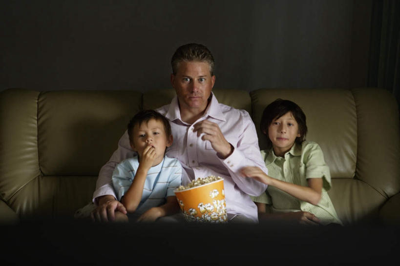 点心,西方人,儿童,中年人,三个人,家庭,父亲,儿子,客厅,坐,抱,吃,横图,室内,白天,正面,纯洁,沙发,杯子,电视,欧洲,欧洲人,握,阴影,服装,反射,影子,食品,拿,拿着,注视,休闲装,食物,一个,小孩,衣服,纸制品,零食,观察,看,休闲,温暖,温馨,父子,一家人,休闲服,爆米花,父爱,可爱,童年,童趣,握着,服饰,单个,抱着,观看,纸杯,和睦,察看,起居室,搂着,关注,一次性杯子,彩电,童真,垃圾食品,膨化食品,烂漫,无邪,零嘴,彩色电视机,显像管屏,显像管屏幕,客堂,天真,男孩,男人,男性,中年男性,白种人,孩子,电视机,怀抱,嚼,搂,搂抱,食,相抱,拥抱,坐着,半身,彩图,融洽,男生,皮沙发