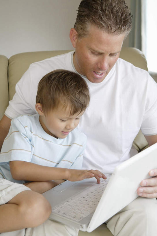 西方人,儿童,中年人,两个人,家庭,父亲,儿子,客厅,坐,抱,竖图,室内,白天,正面,纯洁,电脑,笔记本电脑,沙发,欧洲,欧洲人,敲打,握,服装,网络,拿,拿着,注视,休闲装,输入,通讯设备,小孩,衣服,打字,低头,观察,看,休闲,温暖,温馨,父子,一家人,休闲服,父爱,可爱,童年,童趣,握着,服饰,抱着,观看,点击,敲击,和睦,察看,无线,起居室,搂着,关注,通信设备,无线网络,无线上网,便携式电脑,童真,烂漫,无邪,垂头,客堂,天真,按键,手提电脑,男孩,男人,男性,中年男性,白种人,孩子,怀抱,搂,搂抱,相抱,拥抱,坐着,半身,彩图,融洽,男生,皮沙发