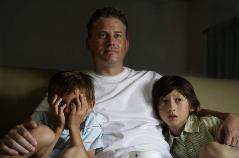 西方人,儿童,中年人,三个人,家庭,父亲,儿子,客厅,坐,抱,横图,室内,白天,正面,纯洁,沙发,电视,欧洲,欧洲人,阴影,服装,反射,影子,注视,休闲装,小孩,衣服,观察,看,休闲,温暖,温馨,父子,一家人,休闲服,父爱,可爱,童年,童趣,遮,遮掩,服饰,抱着,观看,害怕,和睦,察看,起居室,掩盖,搂着,遮挡,胆怯,关注,彩电,童真,烂漫,无邪,遮盖,掩饰,彩色电视机,显像管屏,显像管屏幕,畏惧,客堂,天真,男孩,男人,男性,中年男性,白种人,孩子,电视机,怀抱,搂,搂抱,相抱,拥抱,坐着,半身,彩图,融洽,男生,皮沙发