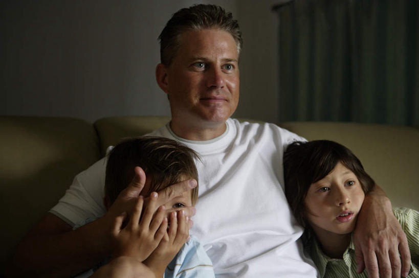 西方人,儿童,中年人,三个人,家庭,父亲,儿子,客厅,坐,抱,横图,室内,白天,正面,纯洁,沙发,电视,欧洲,欧洲人,阴影,服装,反射,影子,注视,休闲装,小孩,衣服,观察,看,休闲,温暖,温馨,父子,一家人,休闲服,父爱,可爱,童年,童趣,遮,遮掩,服饰,抱着,观看,害怕,和睦,察看,起居室,掩盖,搂着,遮挡,胆怯,关注,彩电,童真,烂漫,无邪,遮盖,掩饰,彩色电视机,显像管屏,显像管屏幕,畏惧,客堂,天真,男孩,男人,男性,中年男性,白种人,孩子,电视机,怀抱,搂,搂抱,相抱,拥抱,坐着,半身,彩图,融洽,男生,皮沙发