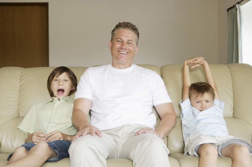 西方人,儿童,中年人,三个人,家庭,父亲,儿子,客厅,坐,举,笑,微笑,露齿笑,横图,室内,白天,正面,纯洁,沙发,欧洲,欧洲人,服装,注视,休闲装,小孩,衣服,观察,看,托,休闲,疲倦,温暖,温馨,父子,一家人,休闲服,父爱,可爱,童年,童趣,服饰,观看,和睦,察看,疲劳,起居室,疲惫,关注,困乏,童真,烂漫,无邪,疲乏,委顿,疲困,疲顿,疲钝,倦怠,怠倦,客堂,天真,男孩,男人,男性,中年男性,白种人,孩子,举起,举手,举着,向上举,向上伸,向上托,坐着,半身,彩图,融洽,男生,皮沙发