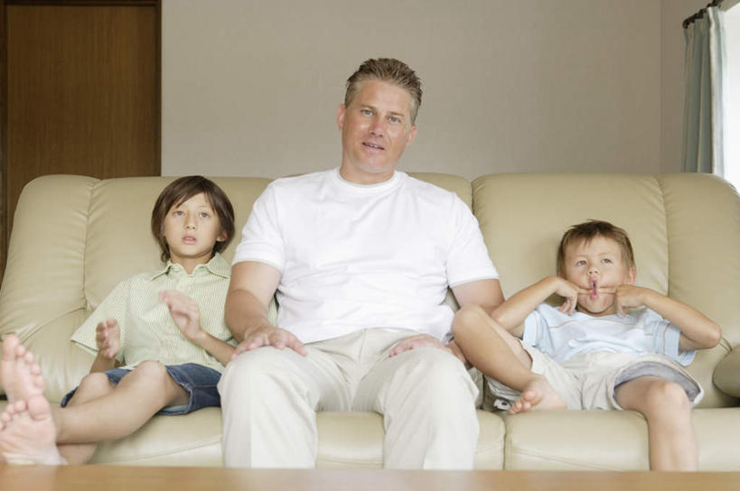 西方人,儿童,中年人,三个人,家庭,父亲,儿子,客厅,坐,笑,鼓掌,微笑,露齿笑,横图,室内,白天,正面,纯洁,沙发,欧洲,欧洲人,服装,注视,休闲装,小孩,衣服,观察,看,休闲,温暖,温馨,父子,一家人,休闲服,父爱,可爱,童年,童趣,服饰,观看,和睦,察看,起居室,关注,童真,烂漫,无邪,客堂,天真,男孩,男人,男性,中年男性,白种人,孩子,拍手,坐着,半身,彩图,融洽,男生,皮沙发