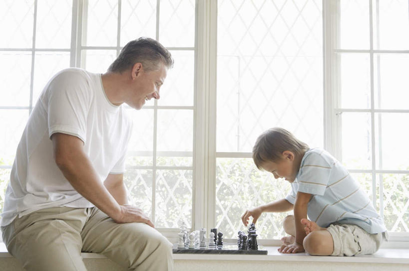 西方人,儿童,中年人,两个人,家庭,父亲,儿子,坐,盘腿,横图,室内,白天,侧面,游戏,快乐,纯洁,比赛,竞争,门,桌面,桌子,欧洲,欧洲人,拉门,握,服装,木制,拿,玩,拿着,注视,休闲装,娱乐,移门,小孩,衣服,木制品,象棋,观察,看,休闲,温暖,温馨,父子,一家人,休闲服,棋盘,国际象棋,父爱,可爱,童年,童趣,益智,握着,服饰,观看,活动,和睦,察看,发泄,关注,消遣,智力,童真,烂漫,无邪,宣泄,障子,纸门,天真,男孩,男人,男性,中年男性,白种人,孩子,盘腿而坐,盘膝,盘着腿的,盘着腿坐,双腿交叉,玩耍,嬉戏,坐着,半身,彩图,融洽,男生