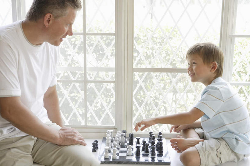 西方人,儿童,中年人,两个人,家庭,父亲,儿子,坐,盘腿,横图,室内,白天,侧面,游戏,快乐,纯洁,比赛,竞争,门,桌面,桌子,欧洲,欧洲人,拉门,握,服装,木制,拿,玩,拿着,注视,休闲装,娱乐,移门,相视,小孩,衣服,木制品,象棋,观察,看,休闲,温暖,温馨,父子,一家人,面对面,休闲服,棋盘,国际象棋,父爱,可爱,童年,童趣,益智,握着,服饰,观看,活动,对视,和睦,察看,互视,发泄,关注,消遣,智力,相对,童真,烂漫,无邪,相看,宣泄,障子,纸门,天真,男孩,男人,男性,中年男性,白种人,孩子,盘腿而坐,盘膝,盘着腿的,盘着腿坐,双腿交叉,玩耍,嬉戏,坐着,半身,彩图,融洽,男生