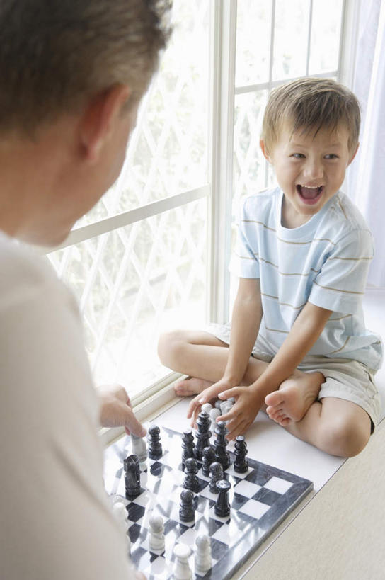 西方人,儿童,中年人,两个人,家庭,父亲,儿子,坐,笑,盘腿,微笑,露齿笑,竖图,俯视,室内,白天,游戏,快乐,纯洁,比赛,竞争,门,桌面,桌子,欧洲,欧洲人,拉门,握,服装,木制,拿,玩,拿着,注视,休闲装,娱乐,移门,小孩,衣服,木制品,象棋,观察,看,休闲,温暖,温馨,父子,一家人,休闲服,棋盘,国际象棋,父爱,可爱,童年,童趣,益智,握着,服饰,观看,活动,和睦,察看,发泄,关注,消遣,智力,童真,烂漫,无邪,宣泄,障子,纸门,天真,男孩,男人,男性,中年男性,白种人,孩子,盘腿而坐,盘膝,盘着腿的,盘着腿坐,双腿交叉,玩耍,嬉戏,坐着,半身,彩图,高角度拍摄,融洽,男生