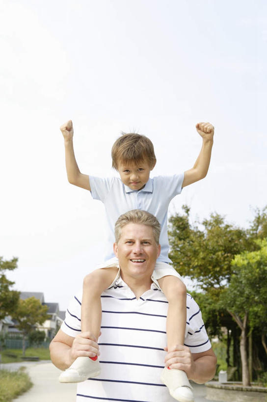 西方人,儿童,中年人,两个人,家庭,父亲,儿子,站,坐,举,笑,微笑,露齿笑,竖图,室外,白天,正面,纯洁,草地,草坪,植物,道路,路,欧洲,欧洲人,握,阴影,服装,光线,影子,小路,交通,注视,休闲装,鼓励,草,树,树木,小孩,骑,衣服,蓝色,绿色,蓝天,天空,阳光,自然,天,观察,加油,看,扛,手势,托,握拳,站着,休闲,温暖,温馨,父子,一家人,休闲服,父爱,可爱,童年,童趣,打气,握着,服饰,生长,晴朗,成长,观看,和睦,察看,关注,鼓舞,童真,烂漫,无邪,万里无云,扛在肩上,骑在肩上,天真,男孩,男人,男性,中年男性,白种人,孩子,晴空,晴空万里,举起,举手,举着,向上举,向上伸,向上托,站立,坐着,半身,彩图,融洽,男生