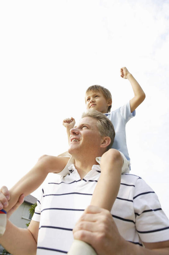 西方人,儿童,中年人,两个人,家庭,父亲,儿子,站,坐,举,笑,微笑,露齿笑,竖图,室外,白天,仰视,纯洁,欧洲,欧洲人,握,阴影,服装,光线,影子,云,云朵,云彩,注视,休闲装,鼓励,小孩,骑,衣服,蓝色,白云,蓝天,天空,阳光,天,观察,加油,看,扛,手势,托,握拳,站着,休闲,温暖,温馨,父子,一家人,休闲服,父爱,可爱,童年,童趣,打气,握着,服饰,晴朗,观看,和睦,察看,关注,鼓舞,童真,烂漫,无邪,扛在肩上,骑在肩上,天真,男孩,男人,男性,中年男性,白种人,孩子,晴空,举起,举手,举着,向上举,向上伸,向上托,站立,坐着,半身,彩图,低角度拍摄,融洽,男生