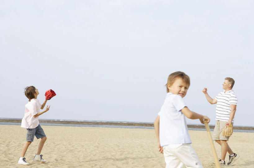 西方人,儿童,中年人,背部,三个人,家庭,父亲,儿子,站,横图,室外,白天,正面,锻炼,纯洁,运动,棒球,垒球,海浪,海洋,沙滩,欧洲,欧洲人,握,阴影,服装,光线,沙子,影子,海岸,浪花,沙地,拿,拿着,注视,休闲装,球,小孩,衣服,蓝色,蓝天,天空,阳光,海水,天,观察,看,站着,休闲,温暖,温馨,父子,一家人,休闲服,父爱,可爱,童年,童趣,握着,服饰,晴朗,观看,和睦,察看,关注,海景,童真,烂漫,无邪,万里无云,体育,天真,男孩,男人,男性,中年男性,白种人,孩子,大海,风浪,海,海水的波动,海滩,近岸浪,涌浪,晴空,晴空万里,站立,半身,彩图,健身,融洽,男生