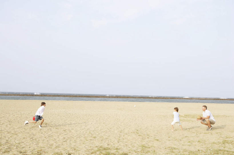 西方人,儿童,中年人,三个人,家庭,父亲,儿子,站,横图,室外,白天,侧面,锻炼,纯洁,运动,棒球,垒球,海浪,海洋,沙滩,欧洲,欧洲人,握,阴影,服装,光线,沙子,影子,海岸,浪花,沙地,拿,拿着,注视,休闲装,球,小孩,衣服,蓝色,蓝天,天空,阳光,海水,天,观察,看,站着,休闲,温暖,温馨,父子,一家人,休闲服,父爱,可爱,童年,童趣,握着,服饰,晴朗,观看,和睦,察看,关注,海景,童真,烂漫,无邪,万里无云,体育,天真,男孩,男人,男性,中年男性,白种人,孩子,大海,风浪,海,海水的波动,海滩,近岸浪,涌浪,晴空,晴空万里,站立,彩图,全身,健身,融洽,男生