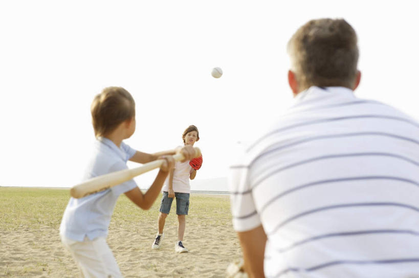 西方人,儿童,中年人,背部,三个人,家庭,父亲,儿子,站,坐,横图,室外,白天,正面,锻炼,纯洁,运动,棒球,垒球,海浪,海洋,沙滩,欧洲,欧洲人,握,服装,沙子,海岸,浪花,沙地,拿,拿着,注视,休闲装,球,小孩,衣服,海水,观察,看,站着,休闲,温暖,温馨,父子,一家人,休闲服,父爱,可爱,童年,童趣,握着,服饰,观看,和睦,察看,关注,海景,童真,烂漫,无邪,体育,天真,男孩,男人,男性,中年男性,白种人,孩子,大海,风浪,海,海水的波动,海滩,近岸浪,涌浪,站立,坐着,半身,彩图,健身,融洽,男生