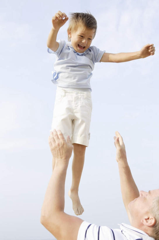 西方人,儿童,中年人,两个人,家庭,父亲,儿子,投,举,伸展双臂,笑,微笑,露齿笑,竖图,室外,白天,仰视,纯洁,欧洲,欧洲人,阴影,服装,光线,影子,云,云朵,云彩,注视,休闲装,小孩,衣服,蓝色,白云,蓝天,天空,阳光,天,观察,看,托,休闲,温暖,温馨,父子,一家人,休闲服,父爱,可爱,童年,童趣,服饰,晴朗,观看,和睦,察看,关注,童真,烂漫,无邪,天真,男孩,男人,男性,中年男性,白种人,孩子,晴空,敞开双臂,举起,举手,举着,抛,扔,撒,伸开双臂,向上举,向上伸,向上托,展开双肩,张开手臂,张开双臂,掷,半身,彩图,低角度拍摄,融洽,男生