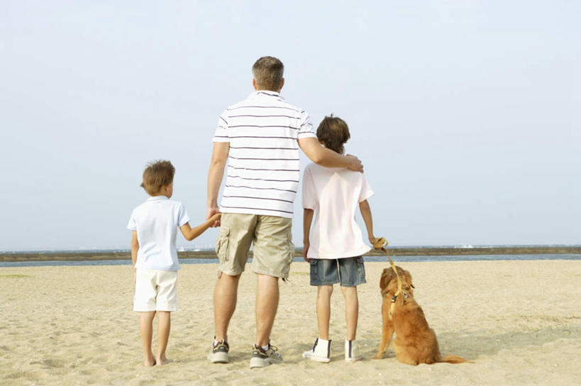 西方人,儿童,中年人,三个人,家庭,父亲,儿子,站,握手,抱,横图,室外,白天,纯洁,海浪,海洋,沙滩,宠物,狗,欧洲,欧洲人,阴影,服装,光线,沙子,影子,海岸,浪花,沙地,休闲装,一只,小孩,背面,衣服,蓝色,蓝天,天空,阳光,海水,动物,天,站着,休闲,温暖,温馨,父子,一家人,休闲服,父爱,可爱,童年,童趣,服饰,晴朗,抱着,和睦,搂着,海景,童真,烂漫,无邪,忠诚,万里无云,天真,男孩,男人,男性,中年男性,白种人,孩子,大海,风浪,海,海水的波动,海滩,近岸浪,涌浪,晴空,晴空万里,犬,搀手,怀抱,拉手,搂,搂抱,手搀手,手拉手,手牵手,手握手,相抱,拥抱,站立,彩图,全身,融洽,男生