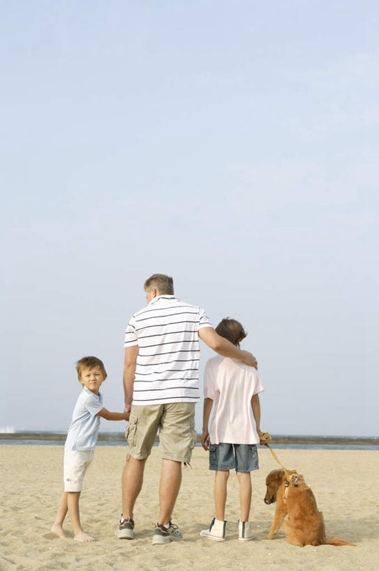 西方人,儿童,中年人,三个人,家庭,父亲,儿子,站,握手,抱,竖图,室外,白天,纯洁,海浪,海洋,沙滩,宠物,狗,欧洲,欧洲人,阴影,服装,光线,沙子,影子,海岸,浪花,沙地,休闲装,一只,小孩,背面,衣服,蓝色,蓝天,天空,阳光,海水,动物,天,站着,休闲,温暖,温馨,父子,一家人,休闲服,父爱,可爱,童年,童趣,服饰,晴朗,抱着,和睦,搂着,海景,童真,烂漫,无邪,忠诚,万里无云,天真,男孩,男人,男性,中年男性,白种人,孩子,大海,风浪,海,海水的波动,海滩,近岸浪,涌浪,晴空,晴空万里,犬,搀手,怀抱,拉手,搂,搂抱,手搀手,手拉手,手牵手,手握手,相抱,拥抱,站立,彩图,全身,融洽,男生