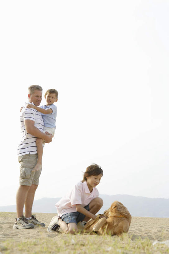 西方人,儿童,中年人,三个人,家庭,父亲,儿子,站,蹲,抱,笑,微笑,露齿笑,竖图,室外,白天,侧面,纯洁,海浪,海洋,沙滩,宠物,狗,欧洲,欧洲人,阴影,服装,光线,沙子,影子,海岸,浪花,谷类,谷物,沙地,米,注视,休闲装,大米,一只,小孩,衣服,蓝色,蓝天,天空,阳光,海水,动物,天,观察,看,站着,休闲,温暖,温馨,父子,一家人,休闲服,父爱,可爱,童年,童趣,服饰,晴朗,抱着,观看,和睦,察看,搂着,关注,海景,童真,烂漫,无邪,忠诚,万里无云,天真,男孩,男人,男性,中年男性,白种人,孩子,大海,风浪,海,海水的波动,海滩,近岸浪,涌浪,晴空,晴空万里,犬,蹲着,怀抱,搂,搂抱,相抱,拥抱,站立,彩图,全身,融洽,男生