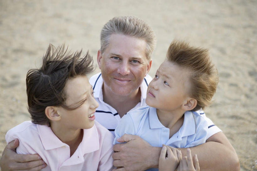 西方人,儿童,中年人,三个人,家庭,父亲,儿子,蹲,抱,笑,微笑,横图,俯视,室外,白天,纯洁,沙滩,欧洲,欧洲人,服装,朦胧,模糊,沙子,海岸,沙地,注视,休闲装,小孩,衣服,观察,看,休闲,温暖,温馨,父子,一家人,休闲服,父爱,可爱,童年,童趣,服饰,抱着,观看,和睦,察看,搂着,关注,童真,烂漫,无邪,天真,男孩,男人,男性,中年男性,白种人,孩子,海滩,蹲着,怀抱,搂,搂抱,抬头,相抱,仰头,拥抱,半身,彩图,高角度拍摄,融洽,男生