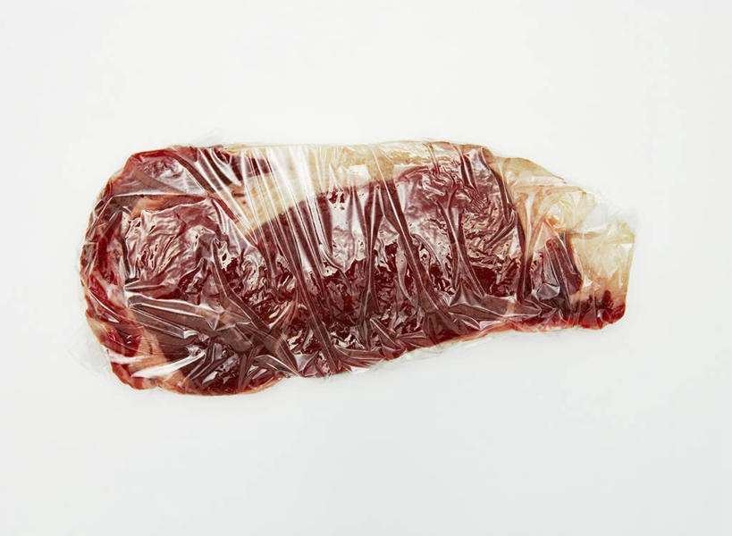 无人,横图,俯视,室内,特写,白天,白色背景,桌面,桌子,一块,阴影,反射,纹路,木制,包装,纹理,影子,塑料,肉,牛肉,肉类,红色,木制品,塑料制品,摄影,影棚,包装材料,保鲜膜,肉食,肌理,彩图,高角度拍摄,影棚拍摄,拍摄