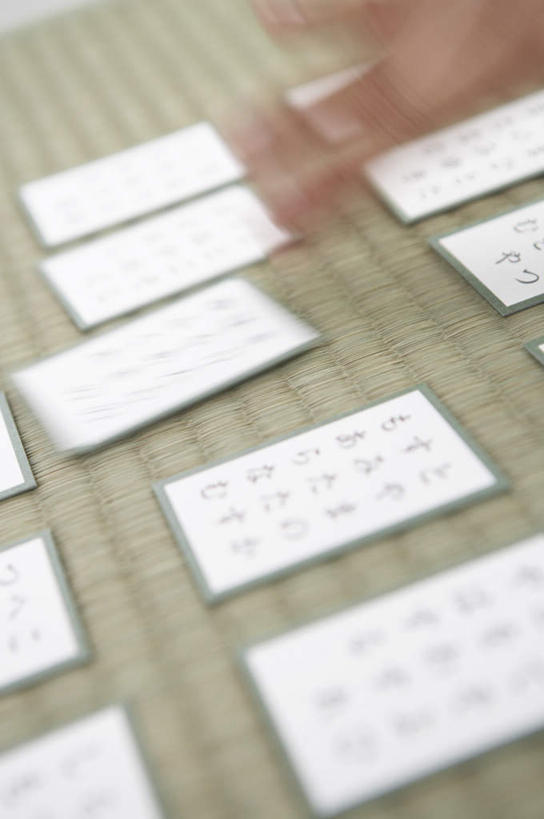 东方人,手,一个人,竖图,俯视,室内,特写,白天,游戏,纸牌,亚洲,仅一个年轻女性,仅一个女性,仅一个人,一排,许多,朦胧,模糊,整齐,并列,并排,日文,标志,文字,字符,塌塌米,榻榻米,很多,玩,黄种人,娱乐,标识,排列,休闲,手部,活动,单手,队列,发泄,消遣,智力,平行,宣泄,日语,叠席,年轻女性,女人,女性,亚洲人,玩耍,嬉戏,半身,彩图,高角度拍摄,花斗,花牌,花札,花纸牌,日本花牌