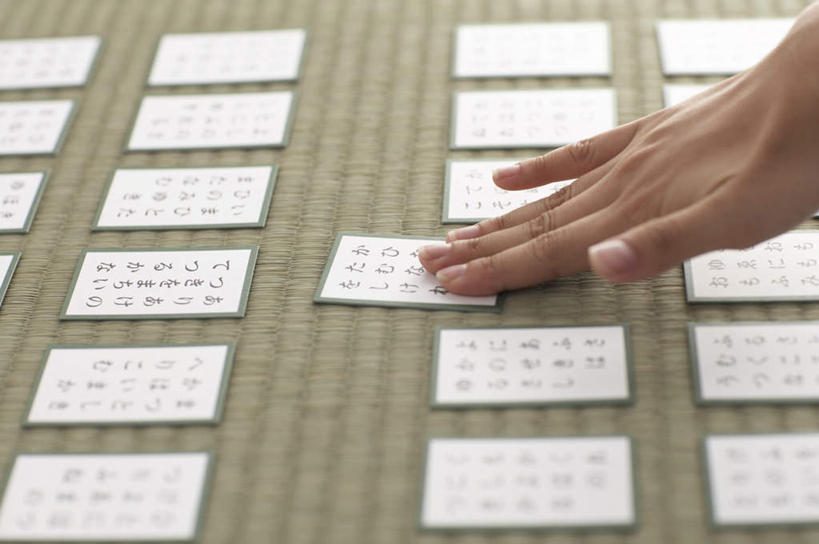 东方人,手,一个人,横图,俯视,室内,特写,白天,游戏,纸牌,亚洲,仅一个年轻女性,仅一个女性,仅一个人,一排,许多,朦胧,模糊,整齐,并列,并排,日文,标志,文字,字符,塌塌米,榻榻米,很多,玩,黄种人,娱乐,标识,排列,休闲,手部,活动,单手,队列,发泄,消遣,智力,平行,宣泄,日语,叠席,年轻女性,女人,女性,亚洲人,玩耍,嬉戏,半身,彩图,高角度拍摄,花斗,花牌,花札,花纸牌,日本花牌